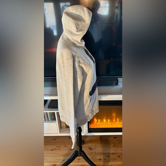 ⭐️The North Face Light Gray Hooded Pullover Sweatshirt w/Large Kangaroo Pocket⭐️ - Picture 3 of 13
